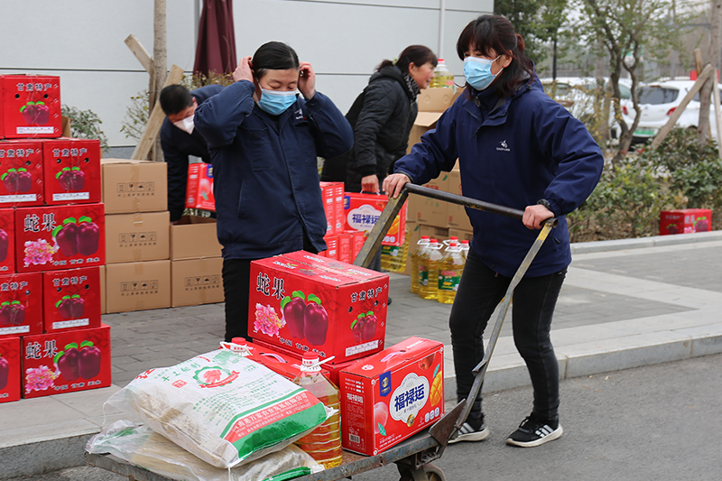 福利品發放現場熱火朝天各單位人員配合默契17